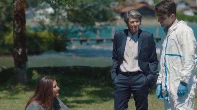 The dark leather belt with a buckle square silver colour of The Prosecutor (Juliette Plumecocq-Mech) in Fear on the lake (S01E01)