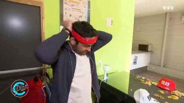 Le bandana rouge à motif de Camille Combal dans Plan C (émission du 14/06/2019)