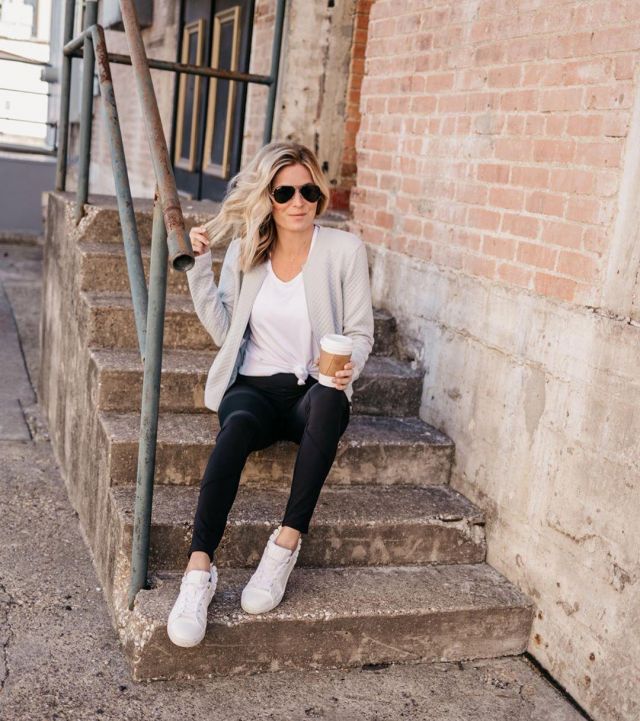 Sweat­shirt Bomber Jack­et of Brooke Burnett on the Instagram account @onesmallblonde