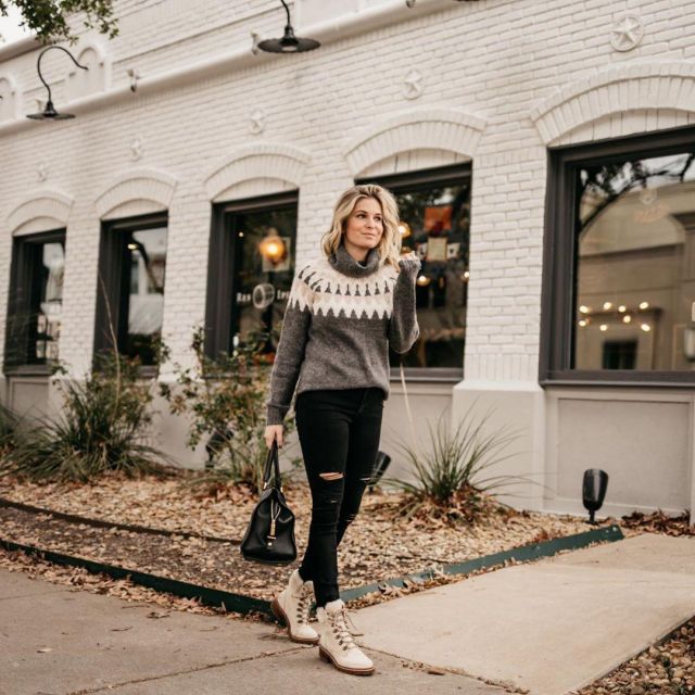 Turtle­neck Sweater of Brooke Burnett on the Instagram account @onesmallblonde