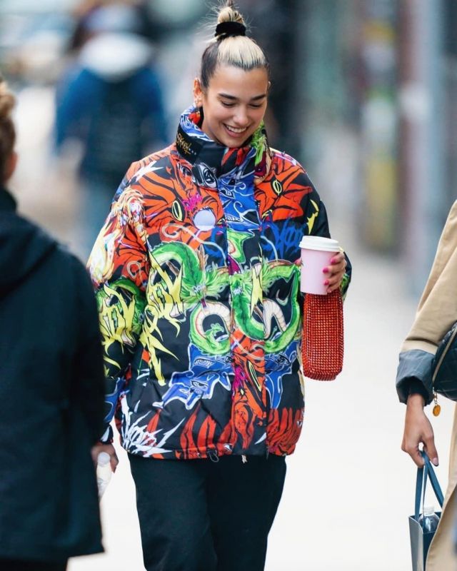 Skoot Mul­ti­col­or Puffer Jack­et of Dua Lipa on the Instagram account @dualipa January 11, 2020