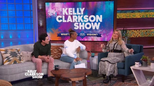 Asos Design White Leop­ard Maxi Dress worn by Kelly Clarkson on The Kelly Clarkson Show January 9, 2020