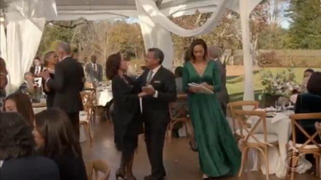 Vestido de satén de cuello en V usado por Julia (Amber Stevens West) en God Friended Me Temporada 2 Episodio 12