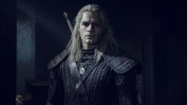 The pendant wolf Geralt of Rivia (Henry Cavill) in The Witcher (S01E03)