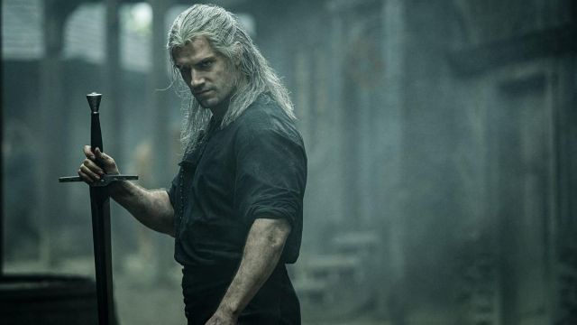The two-handed sword of Geralt of Rivia (Henry Cavill) in The Witcher (S01E01)