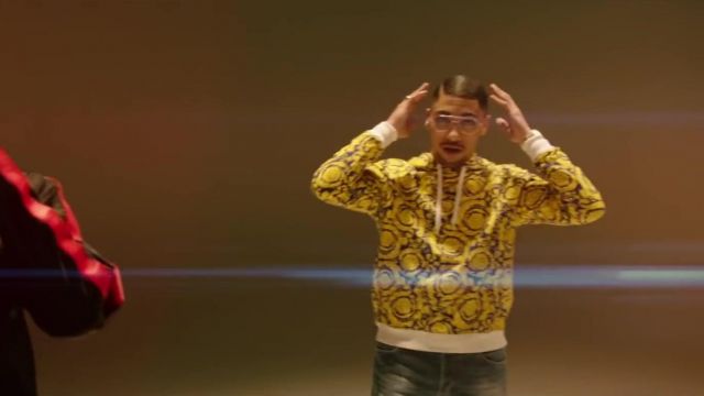Le pull jaune imprimé porté par Maes dans son clip Distant feat. Ninho