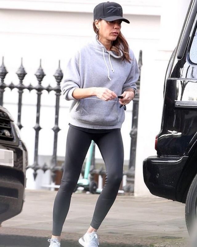 Jessica McCormack Gypset Hoop boucles d'Oreille porté par Victoria Beckham à Londres le 13 janvier 2020