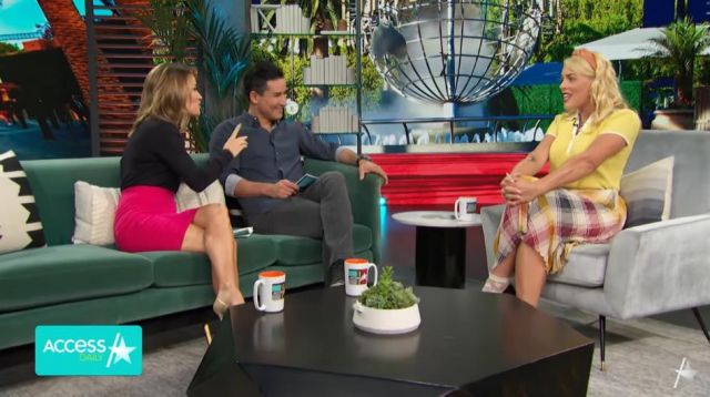 Rag & Bone Jaune de Nervure-Knit Polo porté par Busy Philipps sur Access Hollywood le 13 janvier 2020