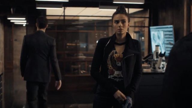 Cut out tee shirt worn by Miriam Shepherd (Aiysha Hart) as seen in A Dis­cov­ery of Witches S01E01