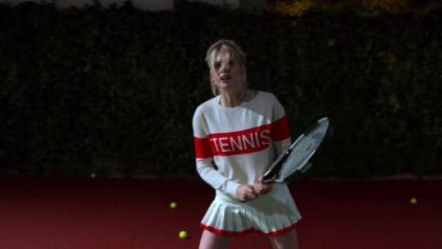Sweat-shirt rouge Tennis porté par Astrid Sloan (Lucy Boynton) dans Le politique (S01E03)