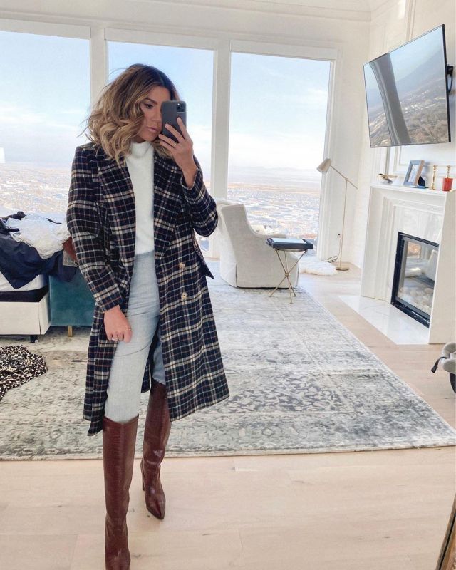 Mag­nets Coat of Christine on the Instagram account @christineandrew