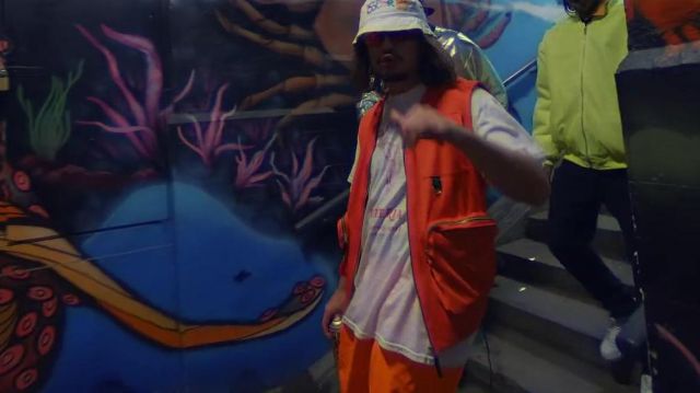 La pantalon orange fluo de Lorenzo dans la vidéo Lorenzo - Nique la BAC (prod. Le Poto Rico)