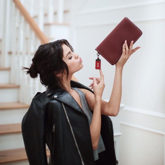 The clutch bag Selena Gomez on the account Instagram of @selenagomez