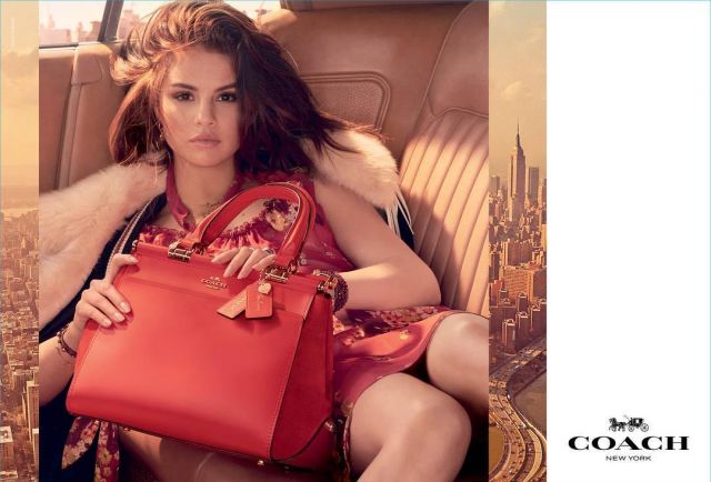 Le sac rouge Coach de Selena Gomez sur le compte Instagram de @selenagomez