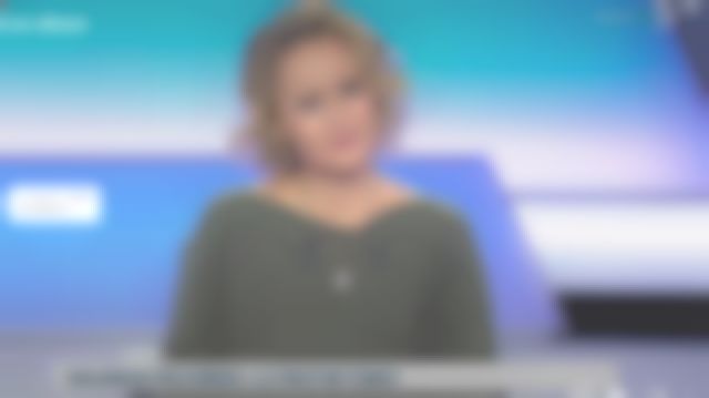 Le pull kaki en maille de Caroline Roux dans C dans l'air le 15.01.2020