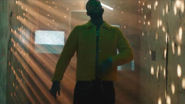 Manteau duveteu jaune de Dave East dans Dave East - Phone Jumpin ft. Wiz Khalifa