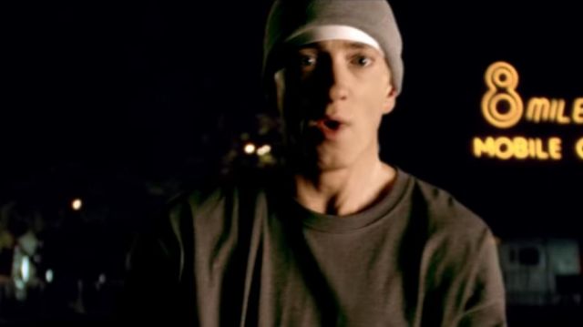 T-shirt marron de Eminem dans Eminem ft. Rihanna - The Monster (Explicit) [Official Video]