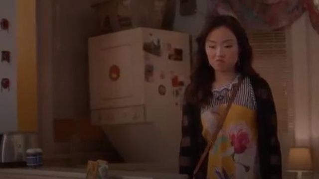 Top floral amarillo usado por Janet (Andrea Bang) en Kim's Convenience Temporada 4 Episodio 2