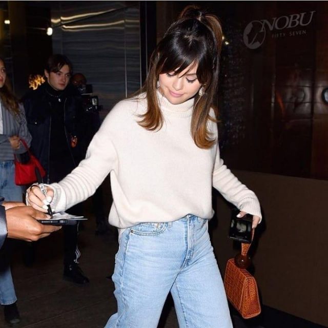 Joslyn White Cash­mere Sweater of Selena Gomez on the Instagram account @selenagomez January 14, 2020