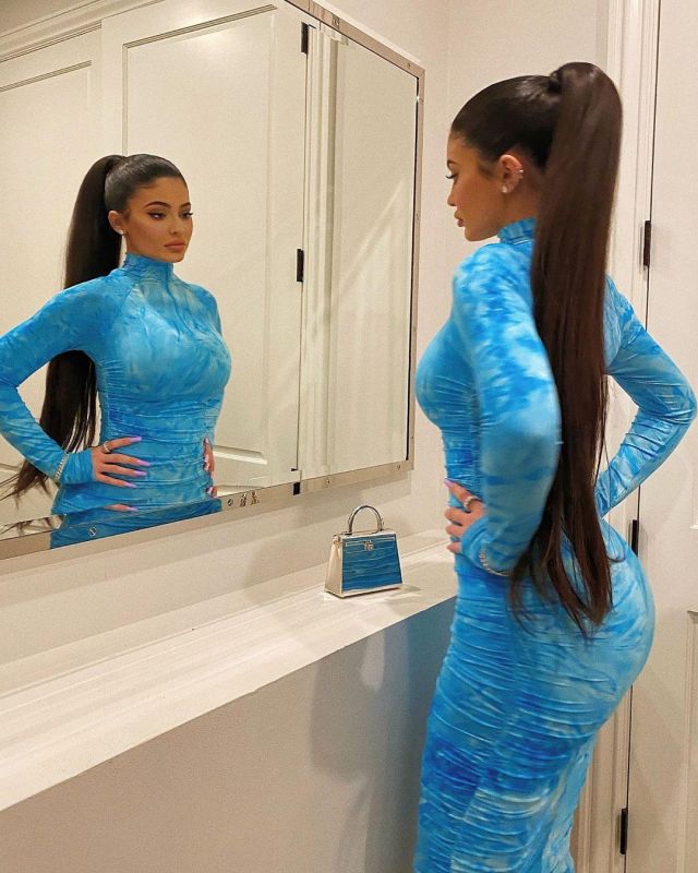 Sorella Sky Blue Mock Neck Zip­pered Dress of Kylie Jenner on the Instagram account @kyliejenner January 14, 2020