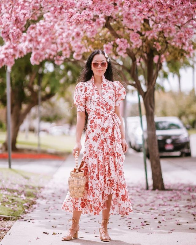 Flo­ral Print Dress of Hallie Swanson on the Instagram account @halliedaily