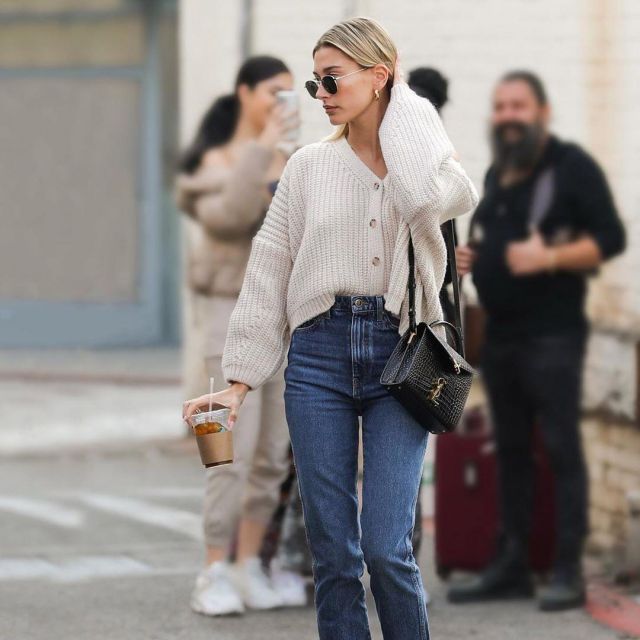 Oak + fort Cream Cropped Cardi­gan of Hailey Baldwin on the Instagram account @haileybieber January 13, 2020