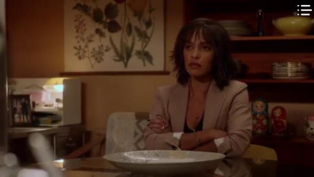 Chameau Single Breasted Blazer porté par Edie Palmer (Megalyn Echikunwoke) dans Près de Famille Saison 1 Épisode 11