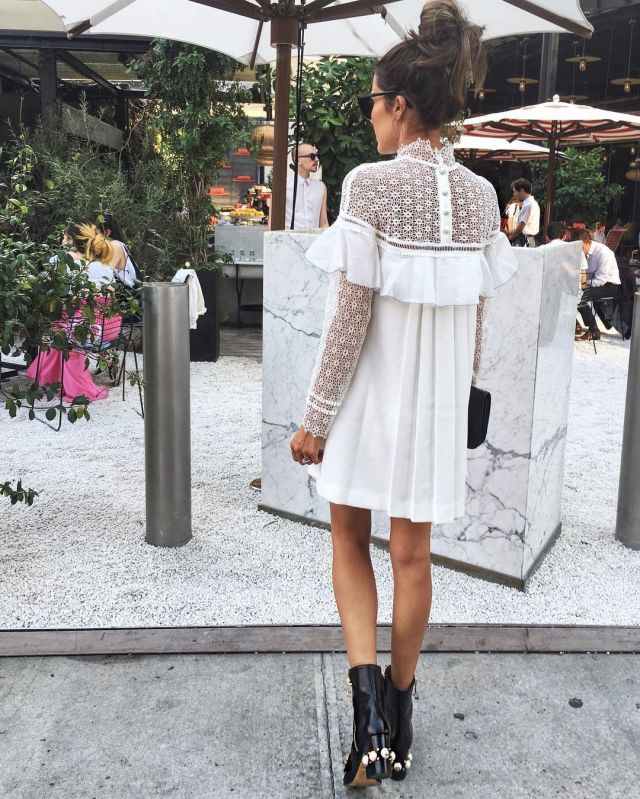 Mini vestido de encaje de autorretrato de Christine en la cuenta de Instagram @christineandrew