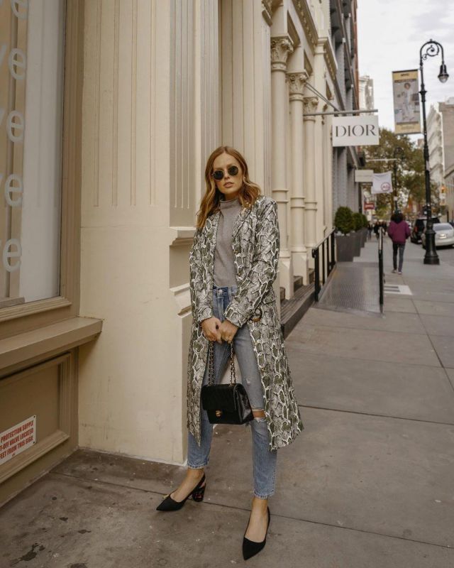 Sac Ban­dou­lière Chanel Noir de Charlotte Bridgeman sur le compte Instagram de @charlottebridgeman