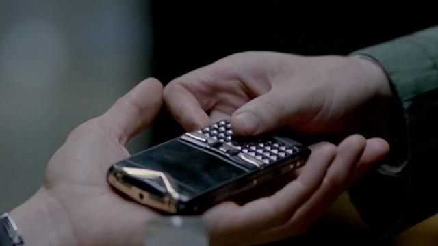 Phone of Irene Adler (Lara Pulver) in Sherlock (S02)