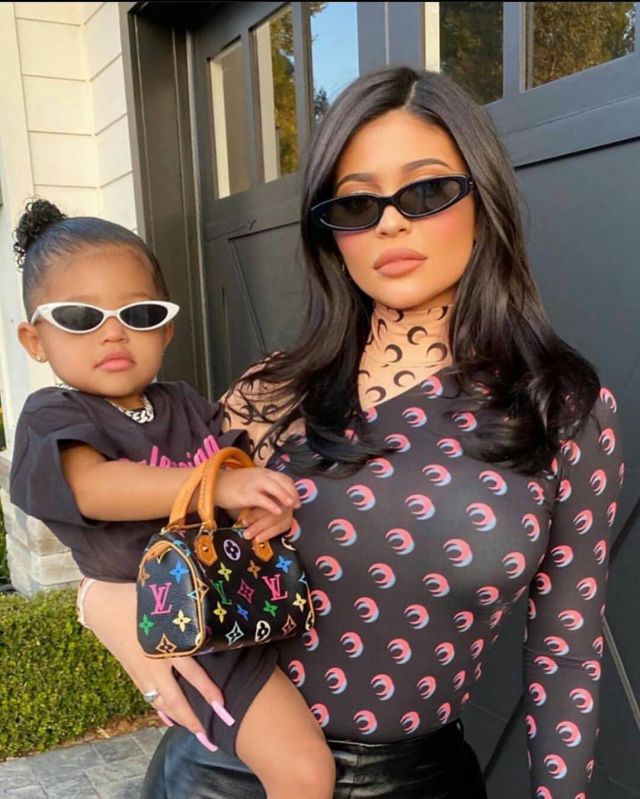 Linda Farrow Jar­dine C1 An­gu­lar Sun­glass­es worn by Kylie Jenner Instagram January 15, 2020