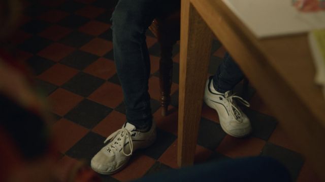 The sneakers worn by Steve (Chris Jenks) in Sex Education S01E05