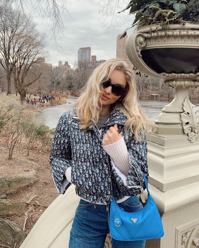 Sac portée épaule bleu de Elsa Hosk sur le compte Instagram de @hoskelsa