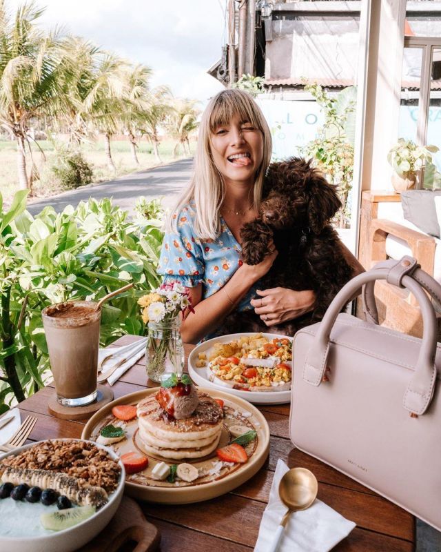 Bag satchel pink powder ellie bullen on the account Instagram of @elsas_wholesomelife | Spotern
