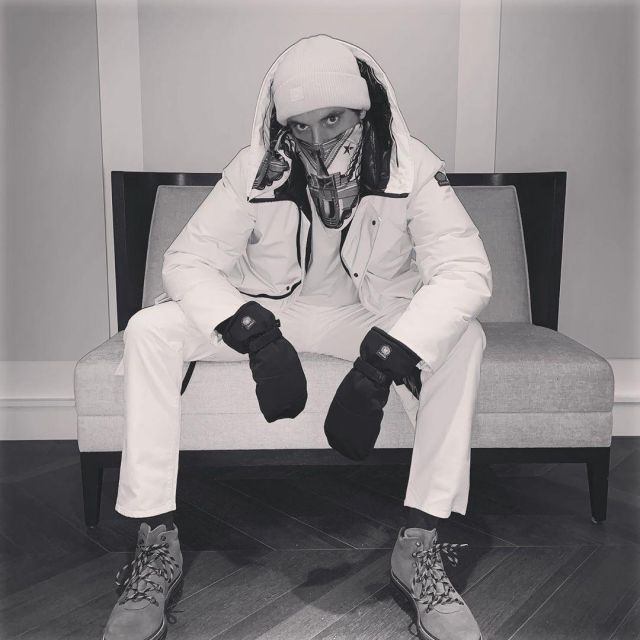 Mitaines porté par Mika au Canada  porté par Mika      sur le compte Instagram de @mikainstagram 
