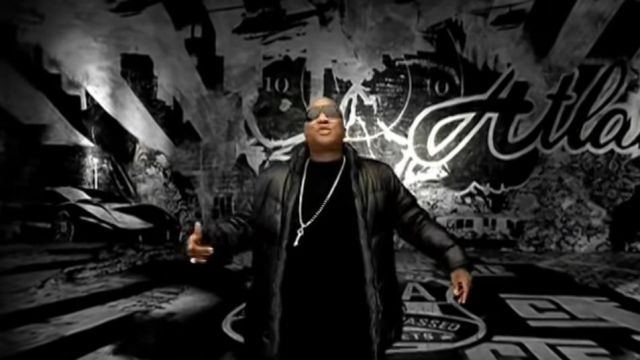 Collier clé argent de Jeezy dans Young Jeezy ft. R. Kelly - Go Getta (Official Video)