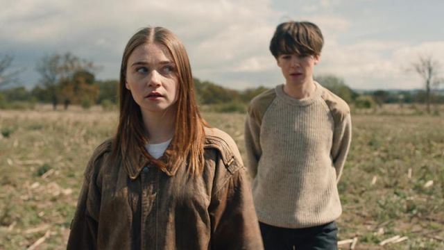 The brown leather jacket from Alyssa (Jessica Barden) in The End Of The F***ing World S01E03