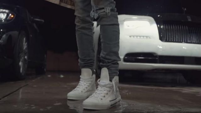 Dior Blanche Oblique 'B23" High-Top Sneakers de Polo G dans la vidéo de musique de Polo G, Lil Tjay - Première (Vidéo Officielle) Par Ryan Lynch