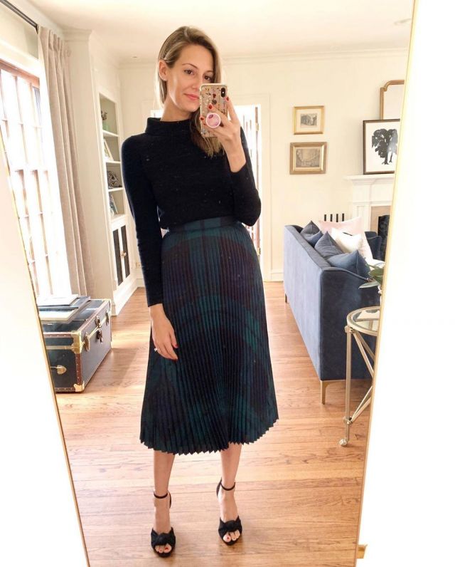 Pleat­ed Skirt of Anna Jane Wisniewski on the Instagram account @seeannajane