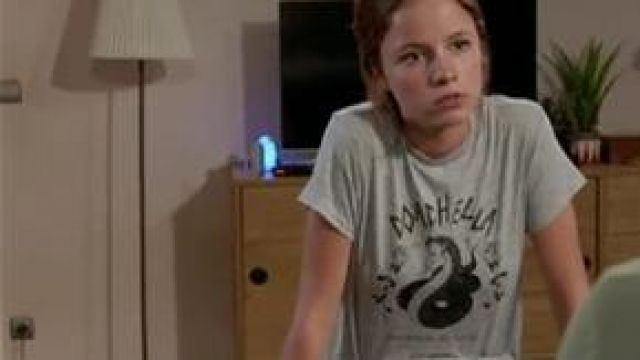 The t shirt "Coachella" H&M, Margot Robert (Marysol Fertard) in Tomorrow belongs to us (S01E02)
