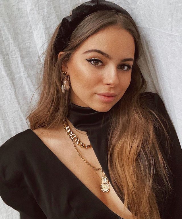 The gold medallion worn by Jodie on the account Instagram of ...