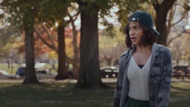 Gris Camo Hoodie, portés par Edie Palmer (Megalyn Echikunwoke) dans Près de Famille Saison 1 Épisode 10