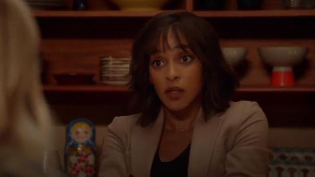 Tan Blazer porté par Edie Palmer (Megalyn Echikunwoke) dans Près de Famille Saison 1 Épisode 11