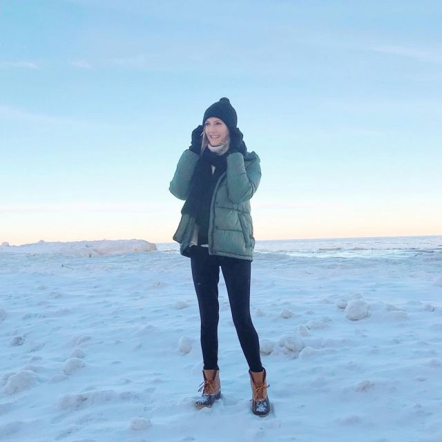 Everlane Puff Jack­et of Anna Jane Wisniewski on the Instagram account @seeannajane