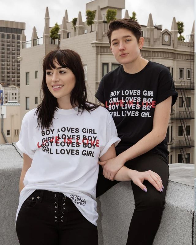 L'amour Est l'Amour Té | Garçon Aime Fille T-Shirt sur l'Instagram account @khantdesigns