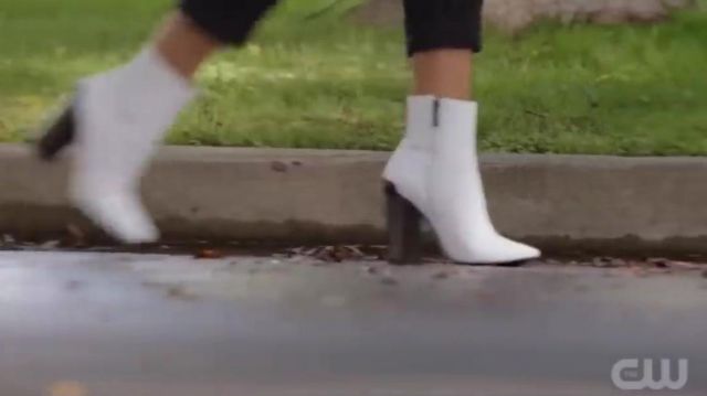Les bottines blanches à talon de Olivia Baker (Samantha Logan) dans All American