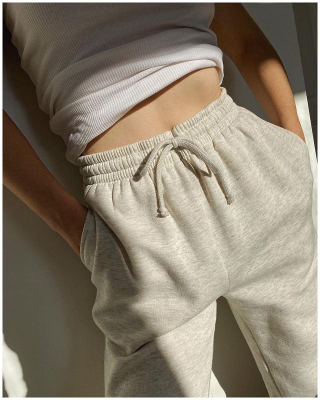 Topshop Over­sized Sweat­pants in the 90s Style of Carola Pojer on the Instagram account @carolapojer