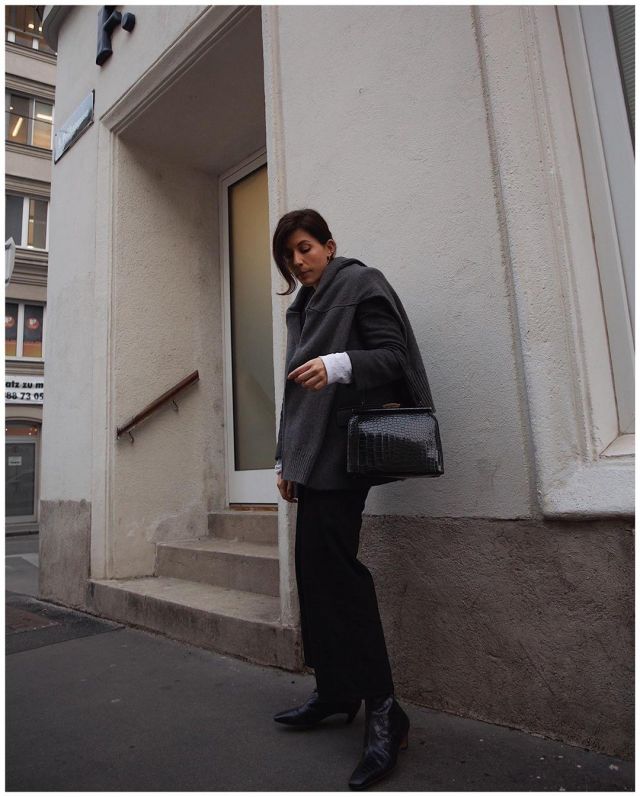 Gu_de Croc-ef­fect Leather Shoul­der Bag of Carola Pojer on the Instagram account @carolapojer