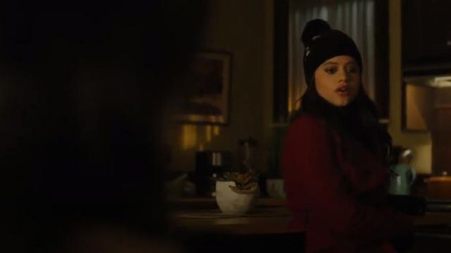 Rose Écharpe Manteau porté par Maggie Vera (Sarah Jeffery) dans Charmed Saison 2 Épisode 9