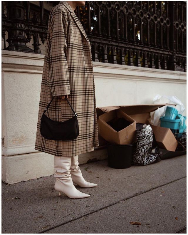 Weekday Beige Lond Checked Coat of Carola Pojer on the Instagram account @carolapojer